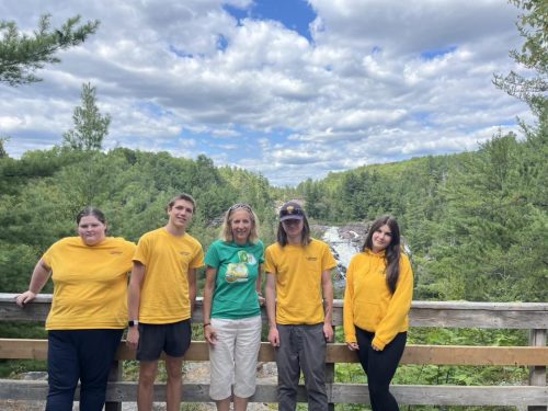 A visit with students employed at A.Y. Jackson Lookout</br>Une visite avec des étudiants-es au Belvédère A.Y. Jackson et Chutes High Falls d'Onaping