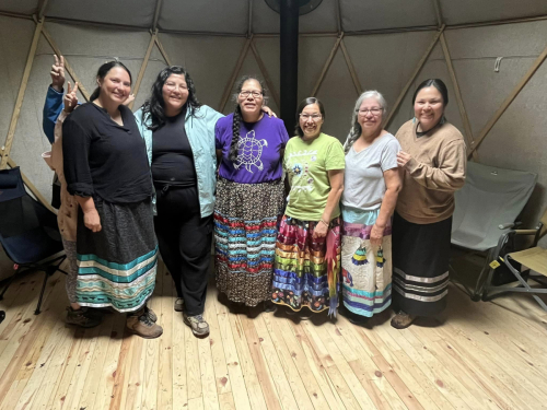 A visit with Akinoomoshin at Atikameksheng Anishnawbek First Nation</br>Une visite chez l'Akinoomoshin à la Première nation Atikameksheng Anishnawbek